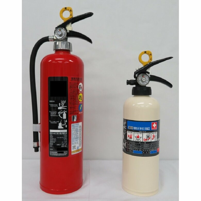 左：業務用消火器　右：住宅用消火器（提供：日本消火器工業会）