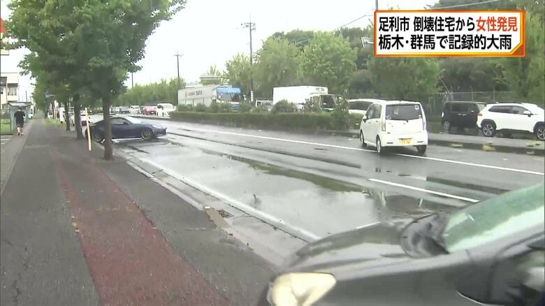 群馬県太田市では道路の冠水が発生し、数十台の車が立ち往生