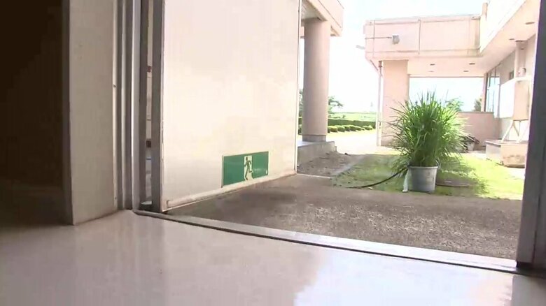 クマが進入したと思われる非常口