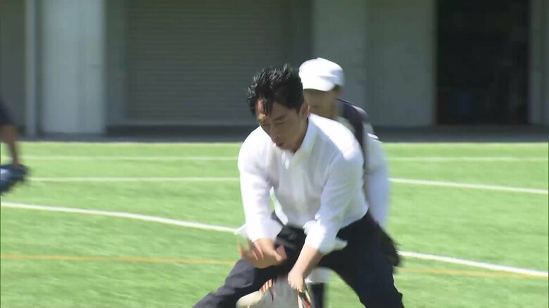 地元・神奈川県の学校で中学生と野球で汗を流す小泉氏（9月5日）