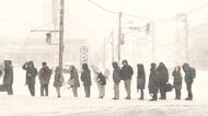 【もうウンザリ】札幌圏を中心に台風並みの強風『ホワイトアウト』状態に…見通し悪い車道に突然人影が…自動ドアも閉まらず…新千歳空港は欠航相次ぎ、JRや路線バスも乱れる〈北海道〉