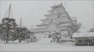 鶴ヶ城も雪に覆われ…《1月18日は福島県各地で雪に》福島市では氷を砕きながらの除雪も進まず