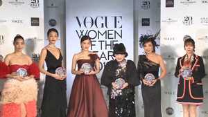 綾瀬はるか大胆ドレス・指原莉乃ミニスカート披露…今年輝いた女性たちが艶やかドレス姿の競演