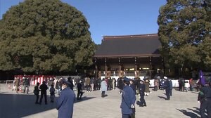 明治神宮 「分散参拝」で初詣 新型コロナ対策