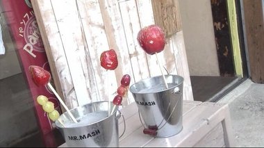 SNS映え間違いなし!ツヤツヤ・キラキラ・おいしい…おうちで簡単「いちご飴」の作り方