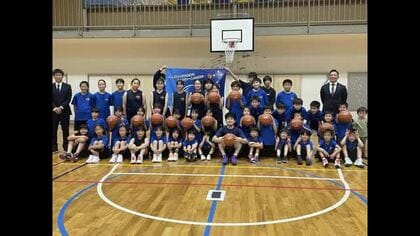 郡山市のミニバスチームにボール寄贈　福島ファイヤーボンズと光建工業