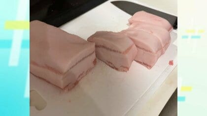 ｢パックを開けたら脂身9割超…｣ほとんど脂身　イチゴカステラのような豚バラブロックが物議