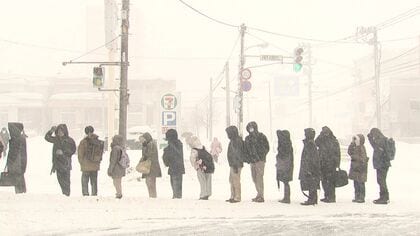 【もうウンザリ】札幌圏を中心に台風並みの強風『ホワイトアウト』状態に…見通し悪い車道に突然人影が…自動ドアも閉まらず…新千歳空港は欠航相次ぎ、JRや路線バスも乱れる〈北海道〉