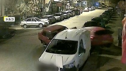 次々に5台に衝突　住宅街に“暴走車”　運転手は車置いて逃走…酒気帯び運転が原因か　トルコ