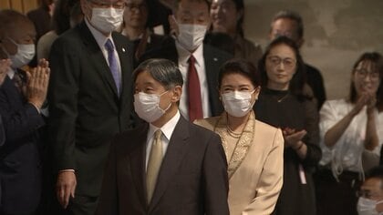 おそろいのシャンパンゴールドの装いで　天皇皇后両陛下がバレエご鑑賞