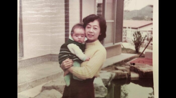 息子・誠さんを抱く尚子さん