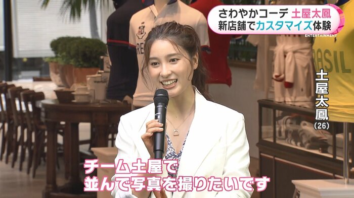 カスタマイズしたジャケットについて語る土屋さん