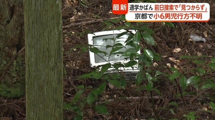 道路脇には不法投棄とみられるゴミが散乱