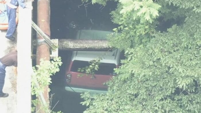 ダムに転落した車両