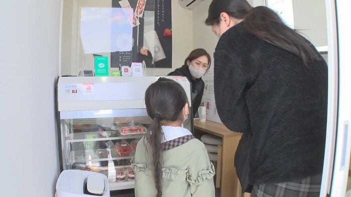直売所にお客さんの姿が