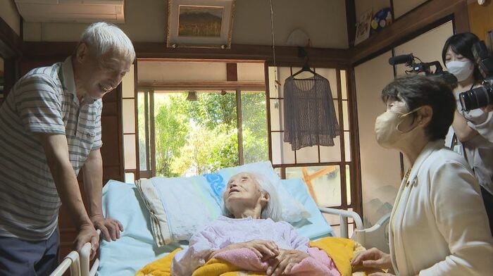 左 長男・誠さん 中央 北沢美意子さん(106) 右 金子ゆかり市長