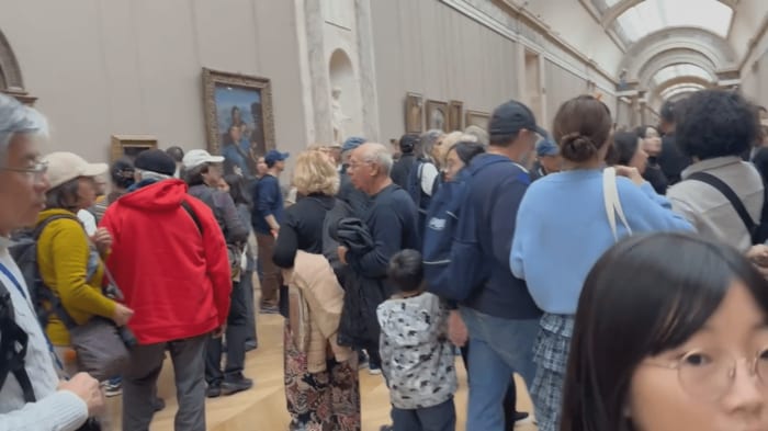 事件発生直後のルーブル美術館内　（2025年10月19日　筆者撮影）