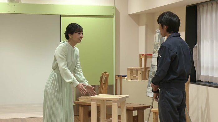 「近江学園」で生徒と交流される佳子さま