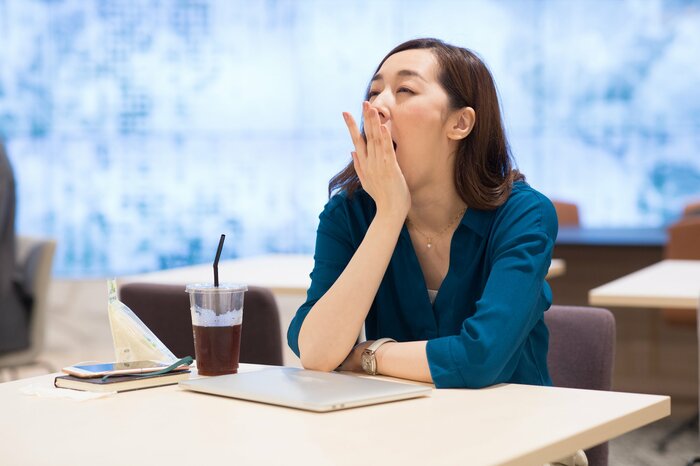 日中眠たかったら睡眠不足の場合も…(画像:イメージ)