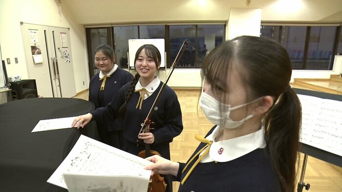 鈴木さん（一番奥）の成長を認める同級生たち