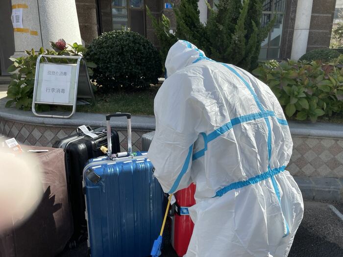 大連での荷物チェックの様子