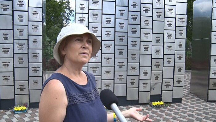 亡くなった知人の名前を探しに来たブチャ市民