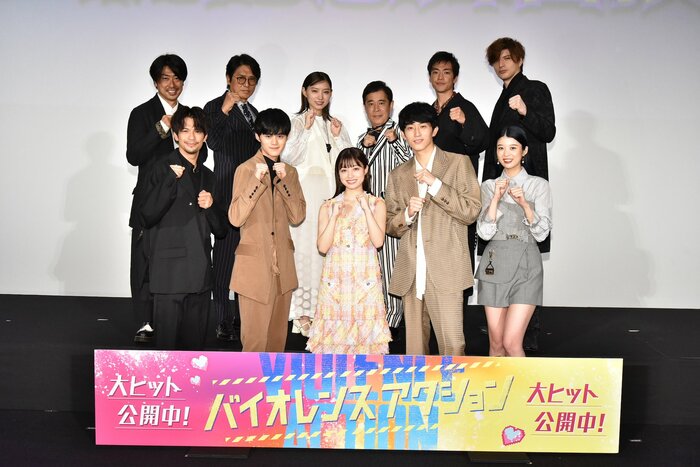 (上段左から)瑠東東一郎監督、高橋克典さん、太田夢莉さん、岡村隆史さん、大東駿介さん、城田優さん (下段左から)森崎ウィンさん、鈴鹿央士さん、橋本環奈さん、杉野遥亮さん、馬場ふみかさん