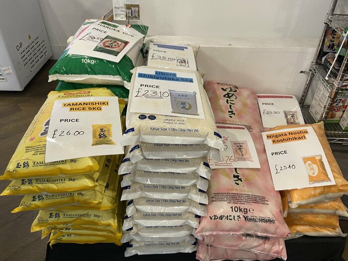 ロンドンの小売店に並ぶ日本産米と外国産米…見分けが難しい