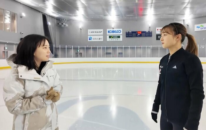 リンクで石川さんからジャンプのコツについて質問を受ける坂本