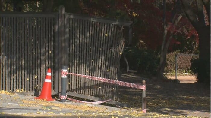 タクシーはフェンスを壊し奥の公園に突っ込んだ