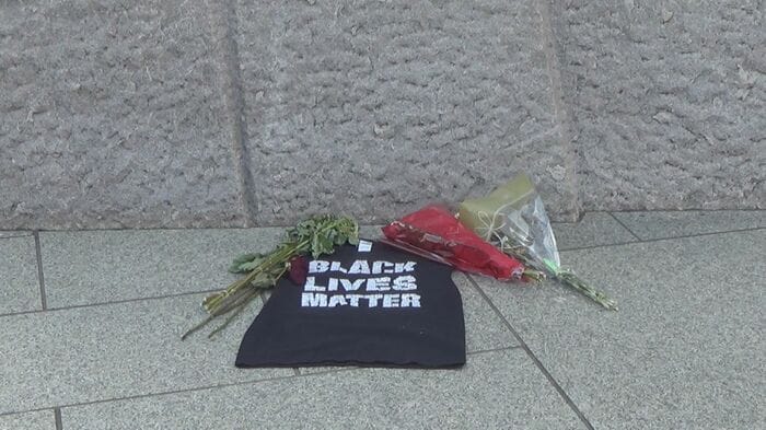 像の足下には「black lives matter.(黒人の命は大切だ)」のTシャツが置かれていた
