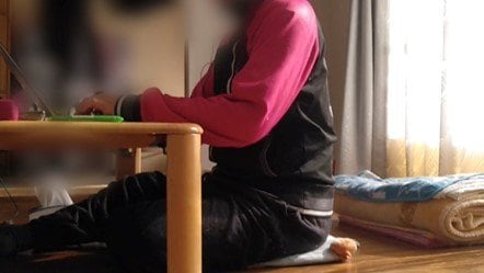 在宅で仕事をするBさん。体調が悪化すると横になって休むことも・・・