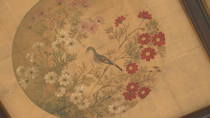 「折り上げ格天井」には、花や鳥