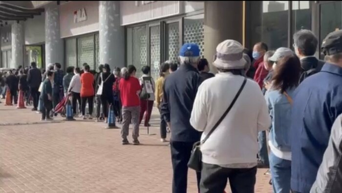 開店前のスーパーに並ぶ北京市民(4月26日)