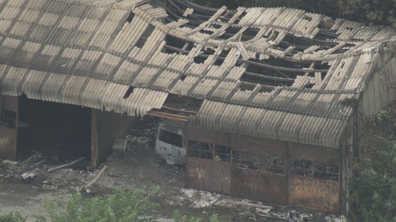 廃業した養豚場で車に放火か 建物の所有者の1人で89歳の男を逮捕 当時現場近くでやけど負った状態で座る｜FNNプライムオンライン