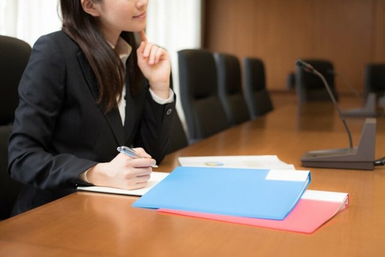 女性管理職の割合は平均10.9％、初の1割超え　課題認識、「女性の昇進意欲」が企業規模間で大きな差
