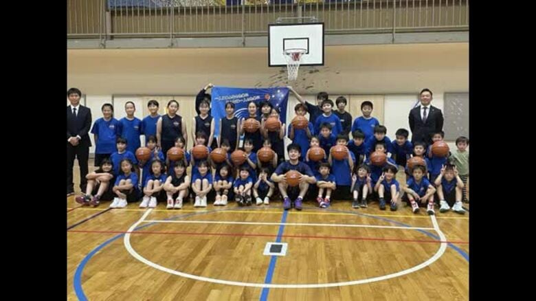 郡山市のミニバスチームにボール寄贈　福島ファイヤーボンズと光建工業｜FNNプライムオンライン