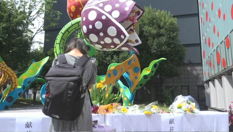 「作品の魂が生き続ける」草間彌生さん偲び献花台　故郷の松本市美術館　草間さんの作品“幻の華”の前に設置「世界や愛を大切に作品を作ったことは尊い」　代表作・大いなる巨大な南瓜など常設展示も市民に無料開放｜FNNプライムオンライン