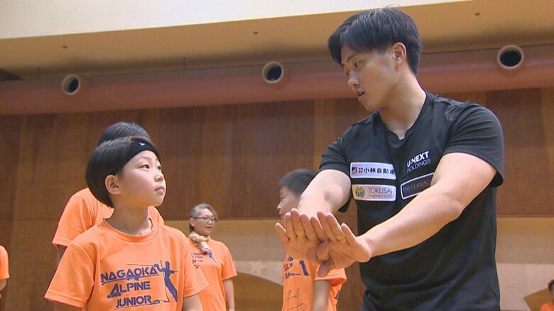 オリンピアンの特別レッスン！スキークロス・古野慧選手が小中学生に指導 来年に迫った冬季五輪への思いも「北京のリベンジを」新潟・長岡市｜FNNプライムオンライン