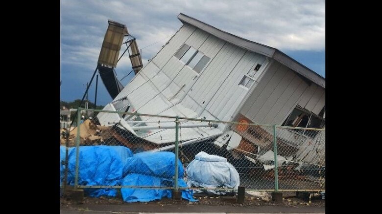 【速報】突風で建物倒壊か…茨城・つくば市で2階建て倉庫の1階が倒壊「木の枝折れている」「信号消えている」通報も｜FNNプライムオンライン
