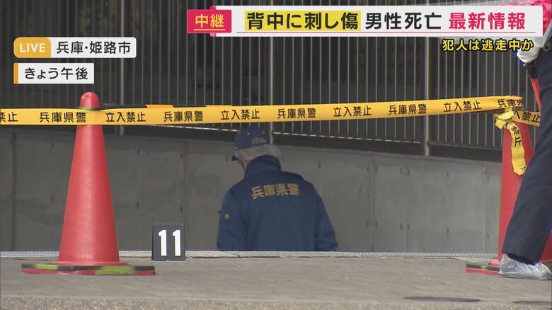 「殺人事件の疑いも」警察が捜査　マンション駐車場で住人の33歳会社員男性が背中に刺し傷がある状態で見つかる　その後死亡｜FNNプライムオンライン