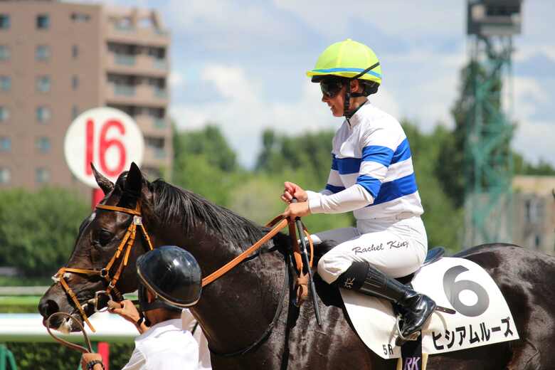 【札幌競馬】ヒシアムルーズが堂々デビュー勝ち レイチェル・キング騎手の手綱で直線抜け出す「いい脚を見せてくれた。これからレベルアップできる」｜FNNプライムオンライン