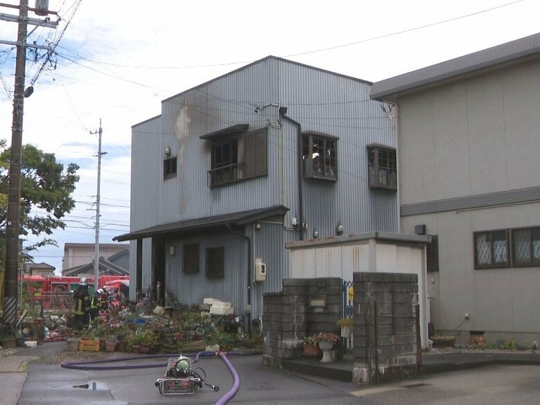 「2階から煙が見える」などと通報…2階建ての住宅が燃える火事 中にいた2人が救急搬送されうち1人が死亡｜FNNプライムオンライン