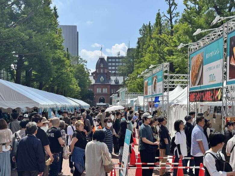 晴れわたる空の下、ギョーザをほおばってゴクリ！“行列のできる名店”8店が札幌「アカプラ」に集結_「餃子フェス2026」開幕〈北海道札幌市〉｜FNNプライムオンライン