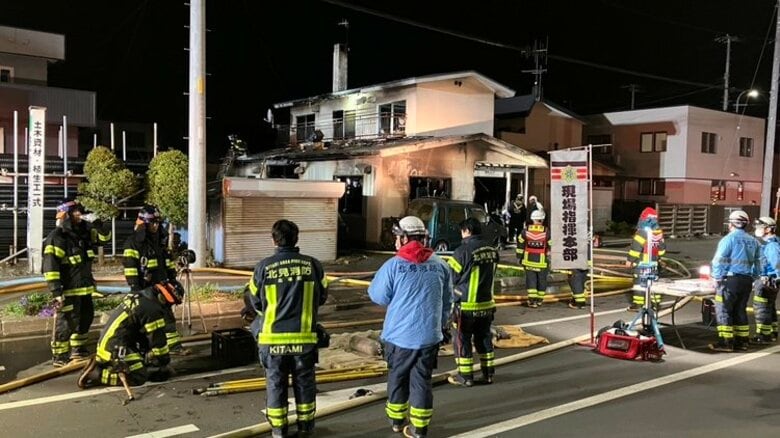 【焼け跡から2人の遺体】住宅火災「黒煙が大量に出ている」通報　遺体は性別不明…身元の確認進める　男性1人もケガ〈北海道北見市〉｜FNNプライムオンライン