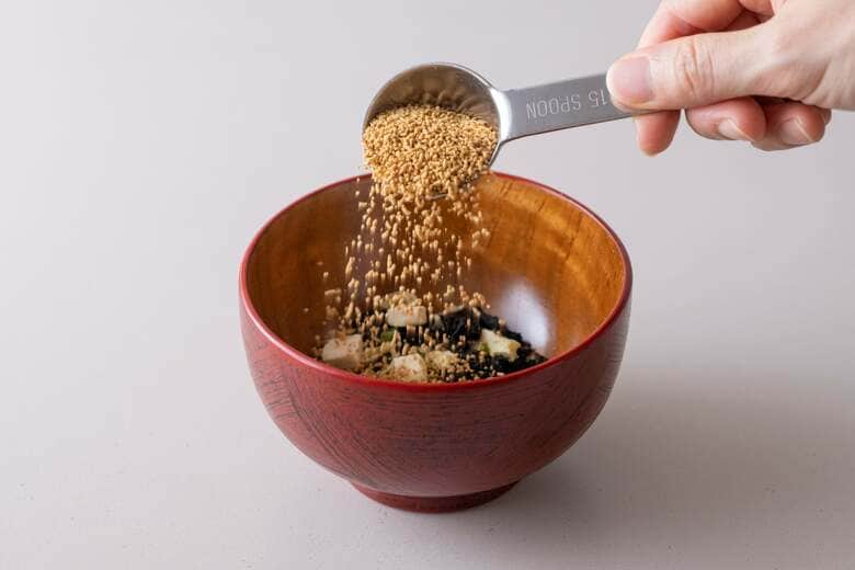 24 年間で約 7 億⾷分を売り上げた⻘森の⽼舗メーカー「かねさ」の顆粒みそ。⼈気の秘密に迫る。