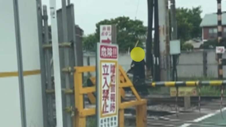【独自】“泥酔”の女性が警笛に立腹？踏切に再び侵入し警察官も駆けつける　京王線は上り線に7分ほどの遅れ　東京・世田谷区｜FNNプライムオンライン