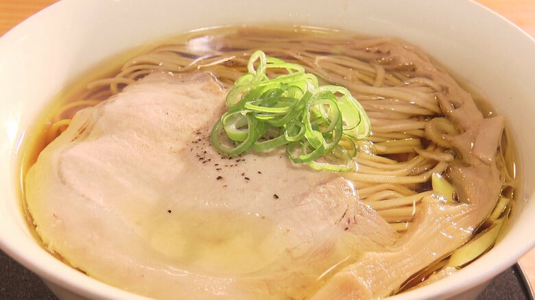 看板メニューは「醤油味のらぁ麺(800円)」