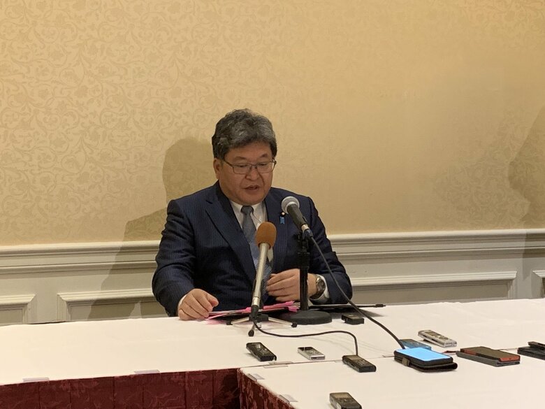 ワシントンで会見する萩生田氏