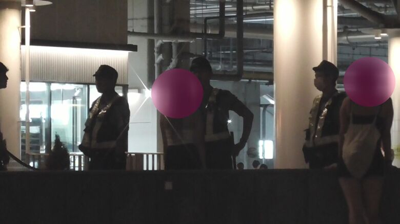 若者に声をかける警察官